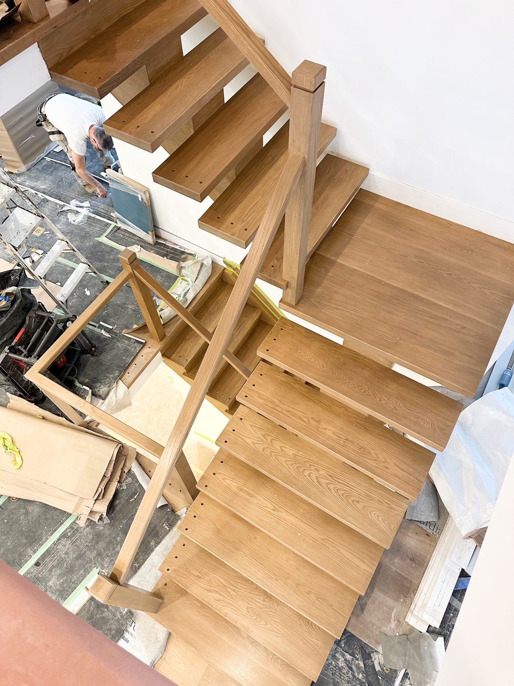 Wall-anchored treads